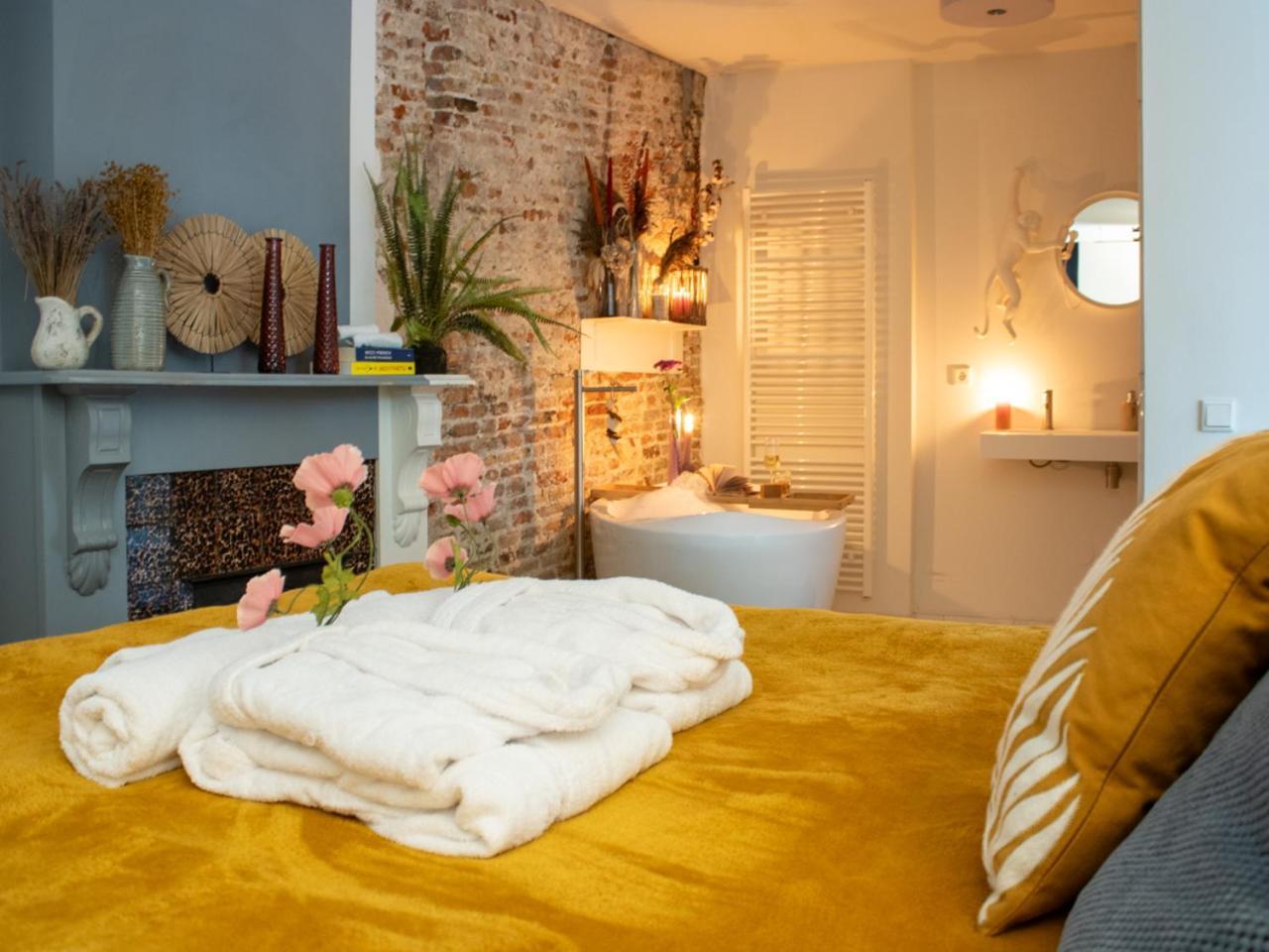 Georgia'S Bathhouse Apartment Breda Bagian luar foto