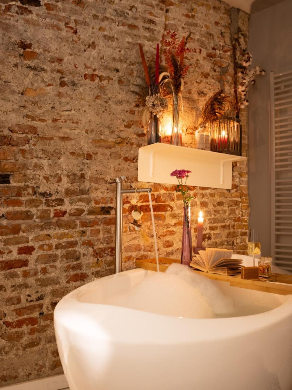 Georgia'S Bathhouse Apartment Breda Bagian luar foto