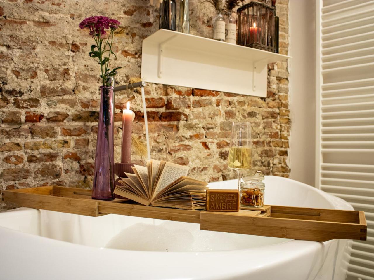 Georgia'S Bathhouse Apartment Breda Bagian luar foto